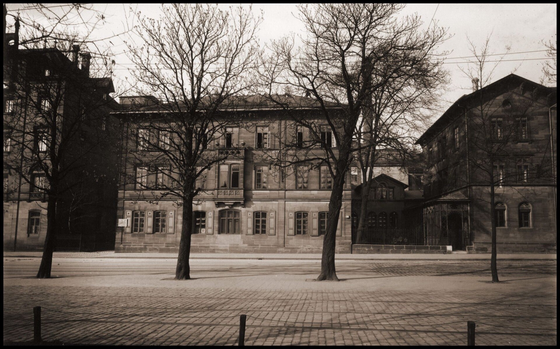 Haus Feuerweg 6: Wie die Betstube im Vorkriegsbau aussah, ist nicht überliefert. Vermutlich handelte es sich um einen schlichten Raum, der nur mit dem Nötigsten ausgestattet war. Fotografie 2014 (Geschichte Für Alle e.V.)