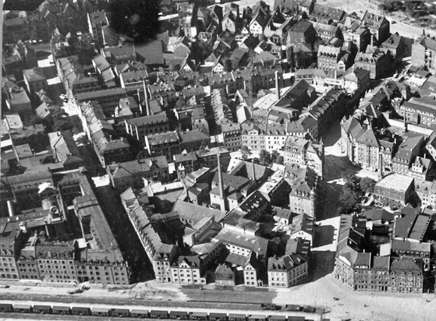 Luftaufnahme der Umgebung um den Feuerweg 1927. Am unteren Bildrand ist der Kohlenhof zu erkennen. Am rechten Bildrand verläuft von Norden nach Süden die Steinbühler Straße.