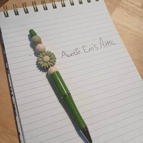 Green Daisy Beaded pen. (2948)