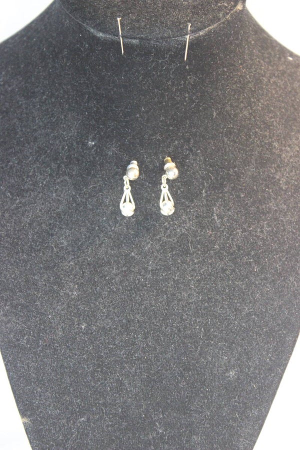 Silver  Pearl twist earring (30c)