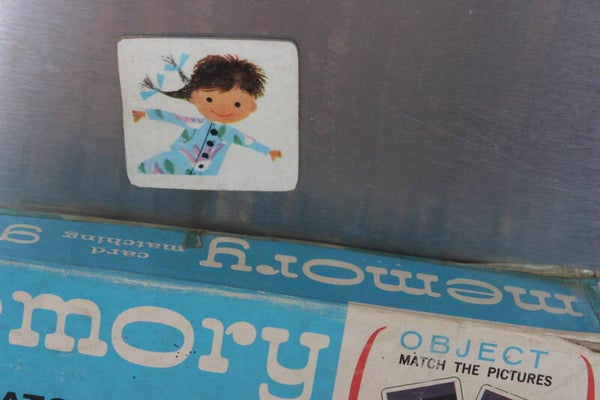 Memory card girl magnet (6011)