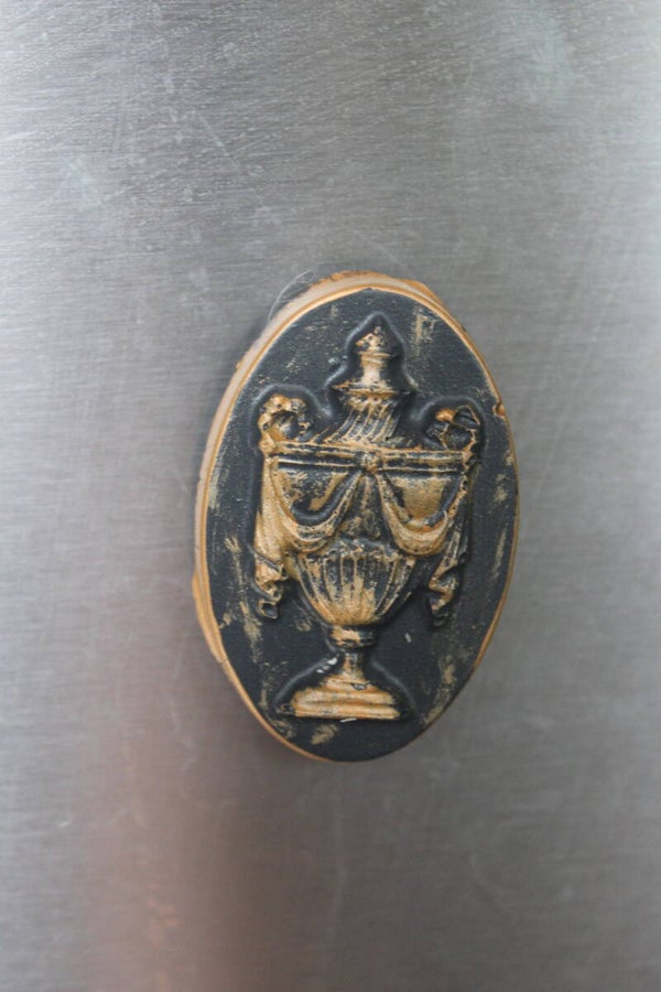 Gold Urn magnet (6100)