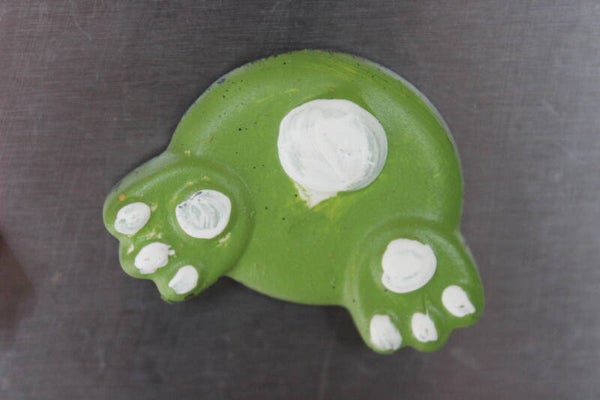 Green bunny butt magnet. (6121)