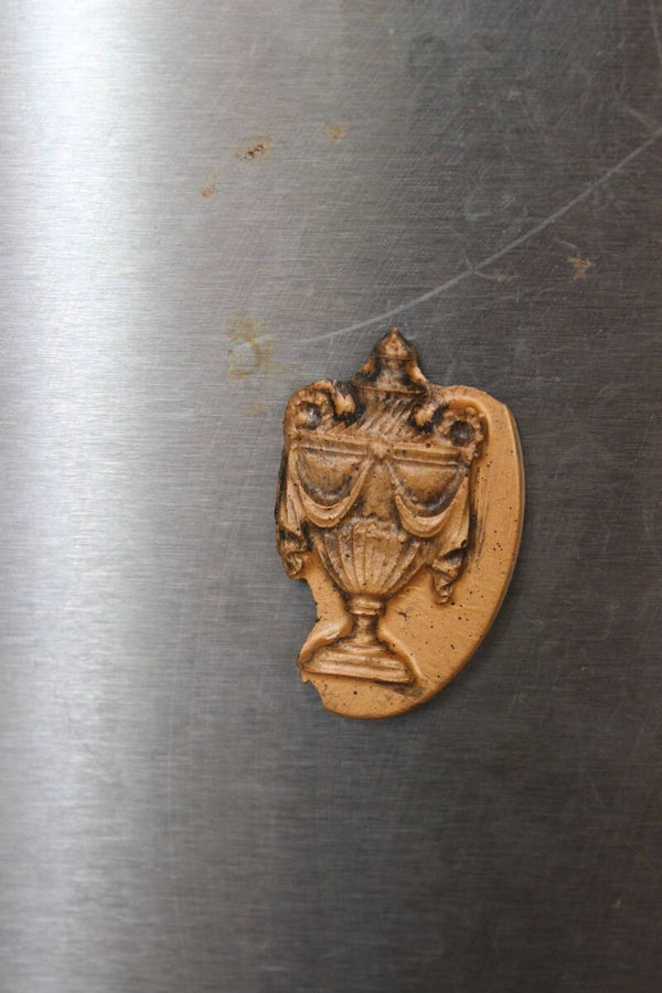 Golden Urn magnet (6163)