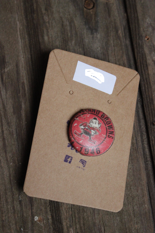 VIntage Browns button ( BROWN)