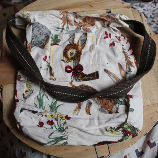 Vintage Childrens curtain purse. (121342)