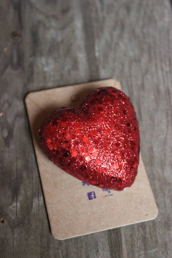Glitter heart pin (0897)