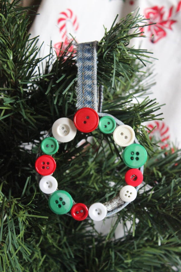 Button Wreath ornament (0057)