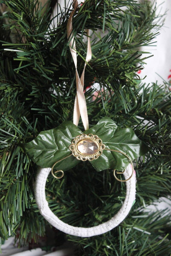 Ivy Green ring ornament (0060)