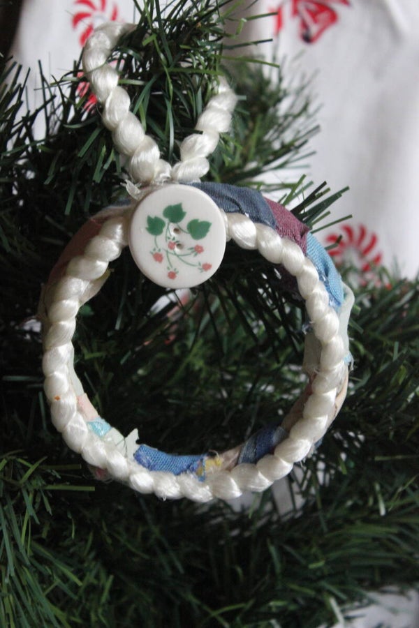 Antique Loop ornament ( 0065)