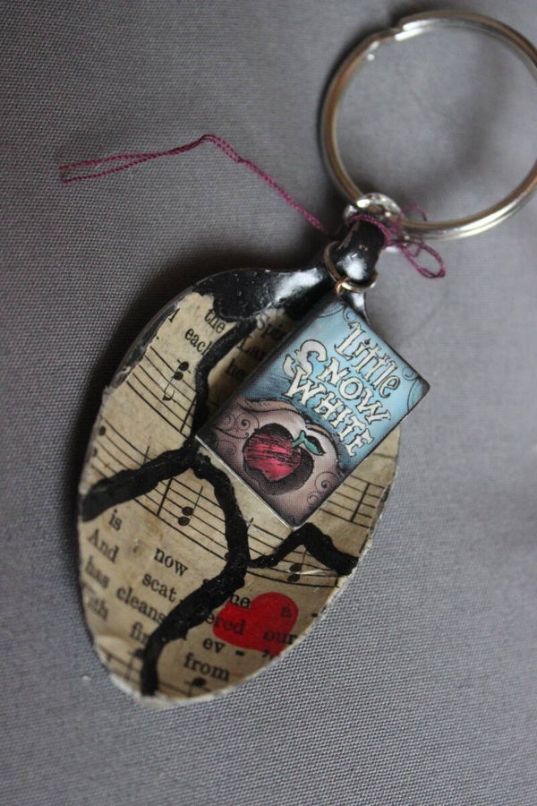 SNOW WHITE keychain (12367)