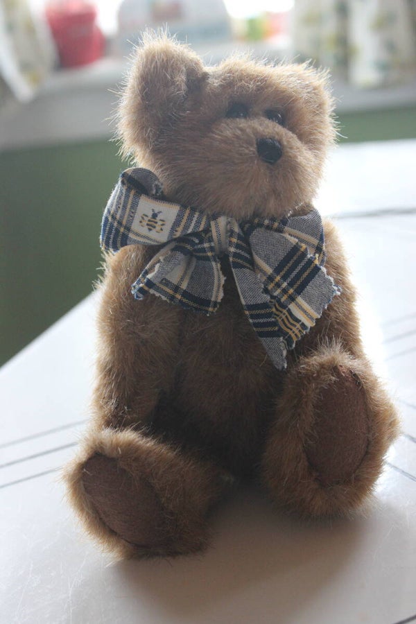 Bear with bee bow