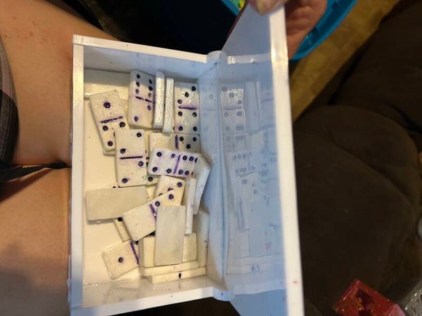dominoes box w dominoes