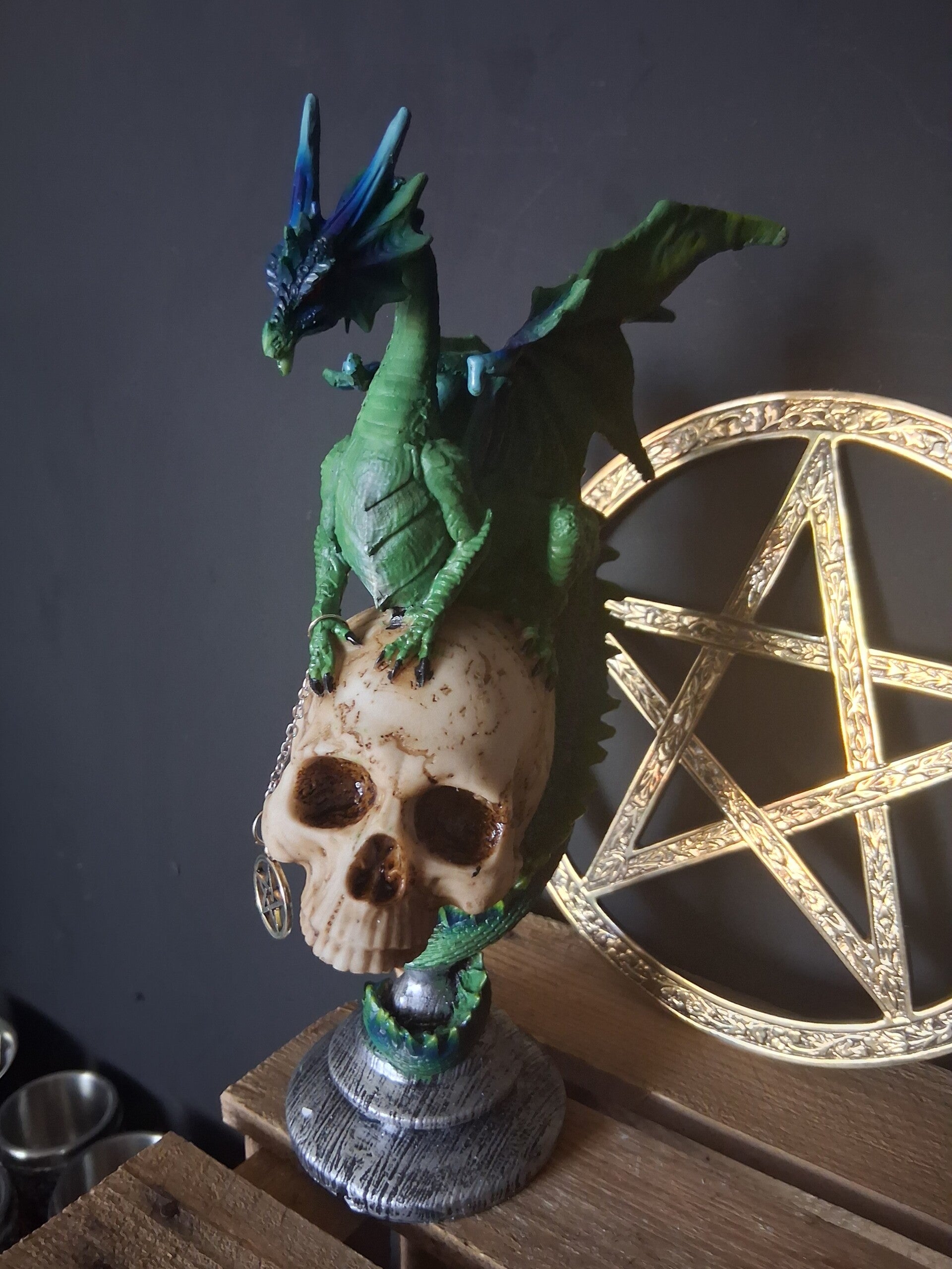 Darks Legends Skull Dragon Globe