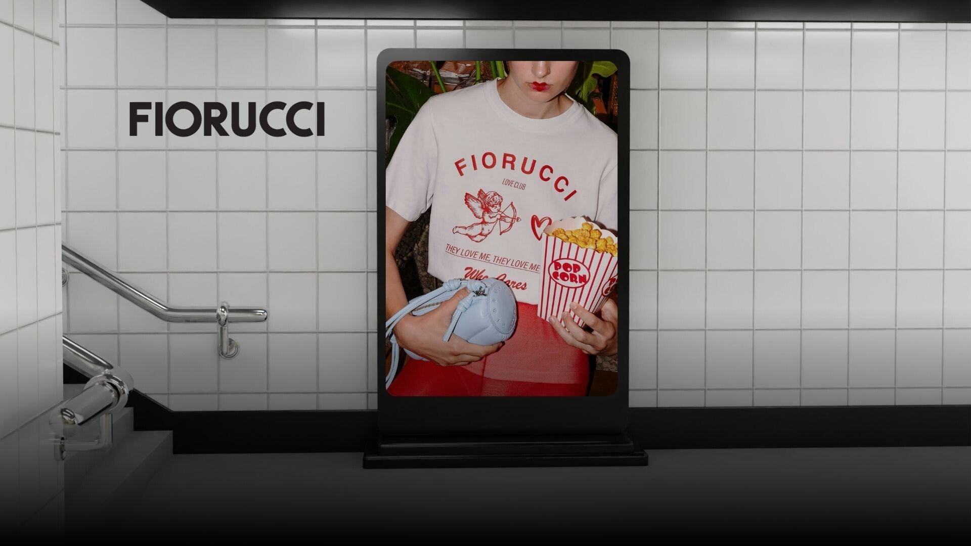 Fiorucci: marca italiana de moda urbana y creativa. Colecciones icónicas y originales, ideales para tiendas B2B y puntos de venta de moda contemporánea.
