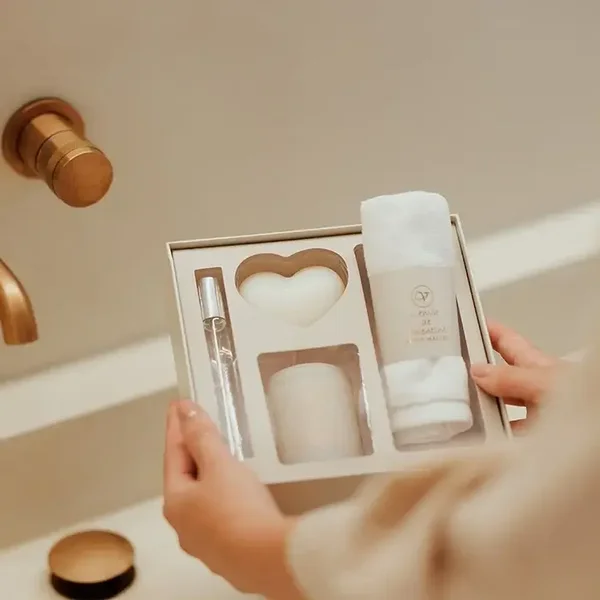 GIFTBOX - KAARS, SPRAY, ZEEPJE EN GASTENDOEKJE