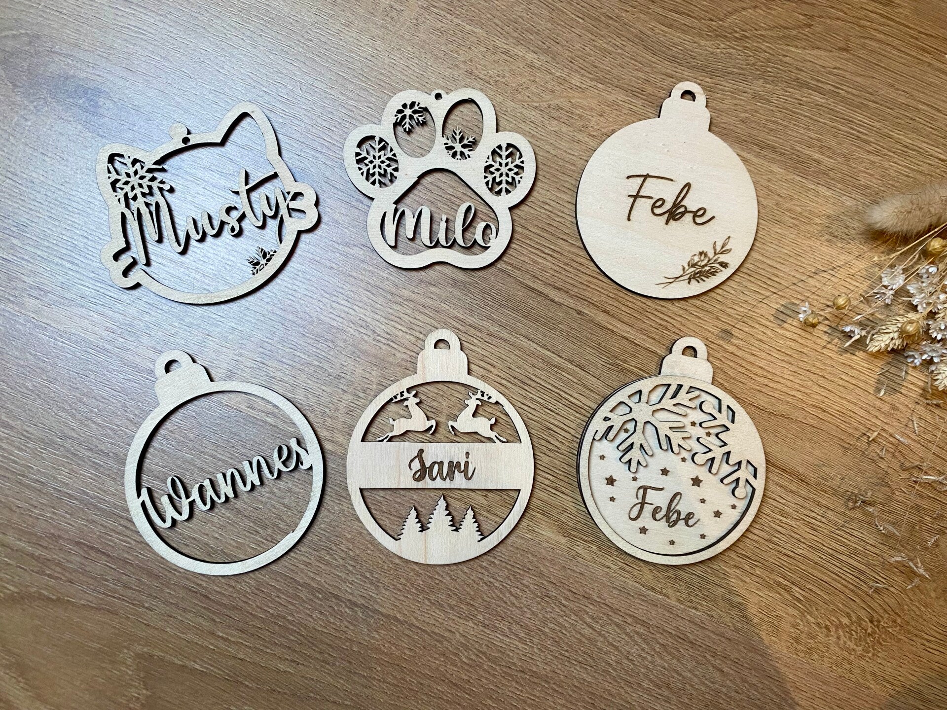 Houten kerstbal gepersonaliseerd