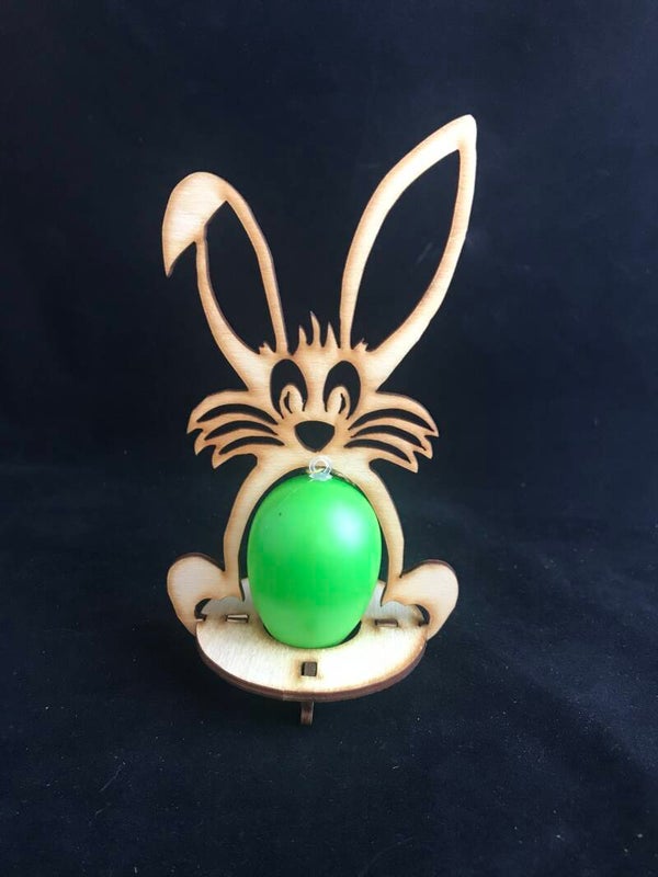 Osterhase mit Eibauch