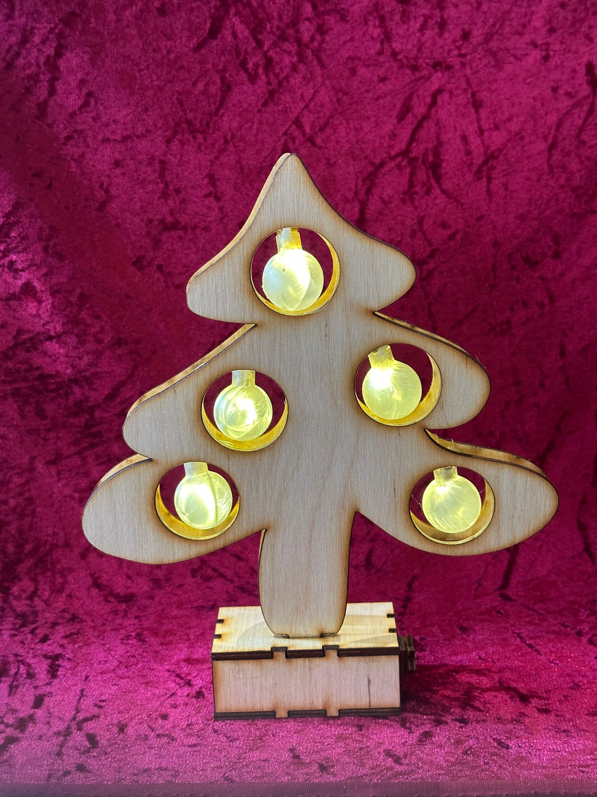 Tanne mit Kugeln beleuchtet