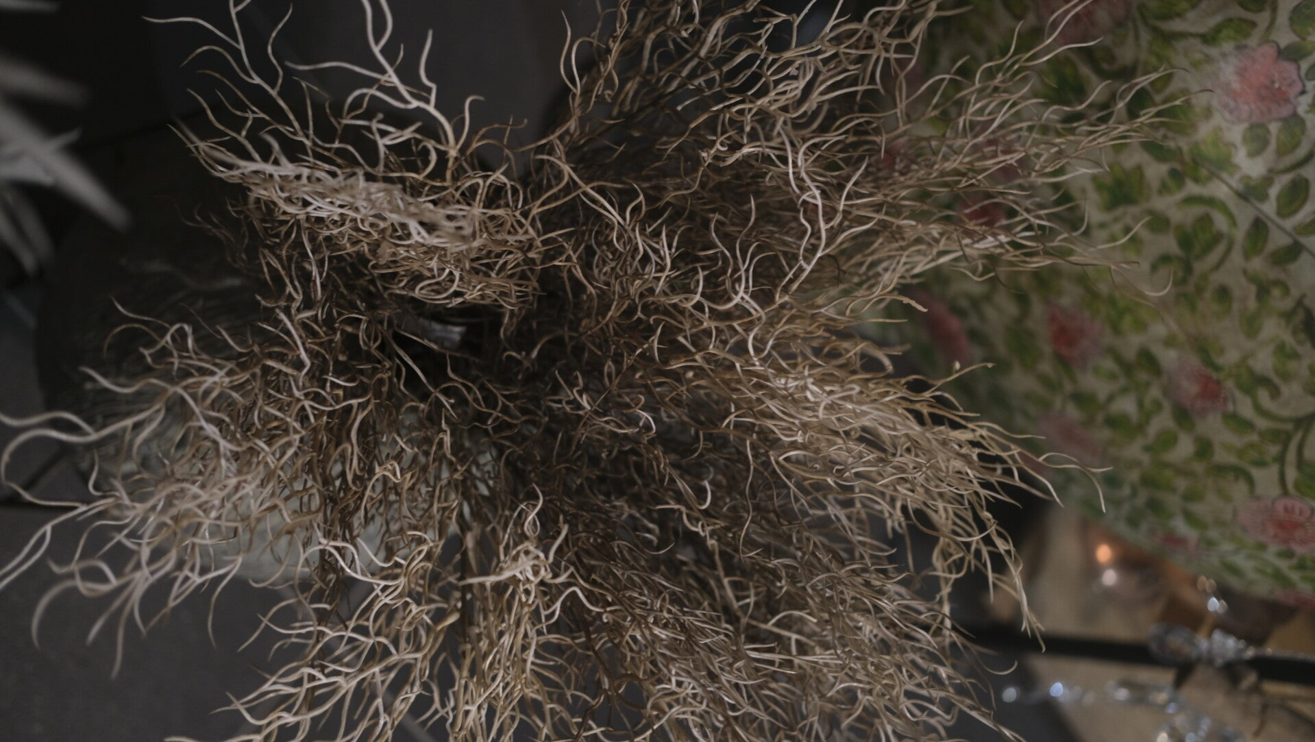 Roślinka sztuczna szara