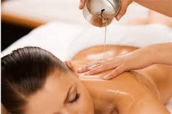 Massage relaxant à l'élixir de bougie