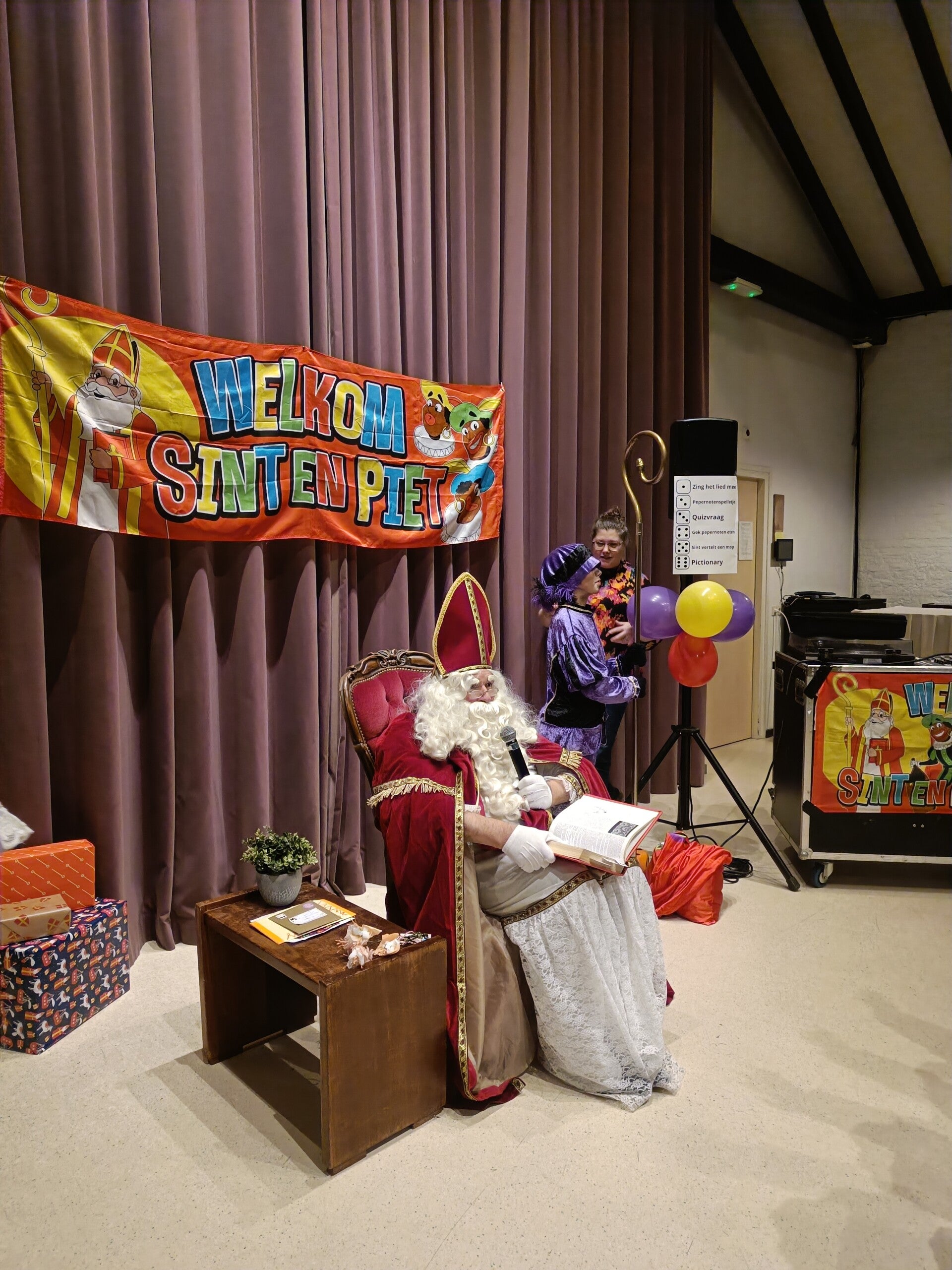 Deze Sinterklaas komt echt uit het zuiden , Eindoven, Helmon en de omgeving hiervan , daar duikt hij regematig op in de maand December 