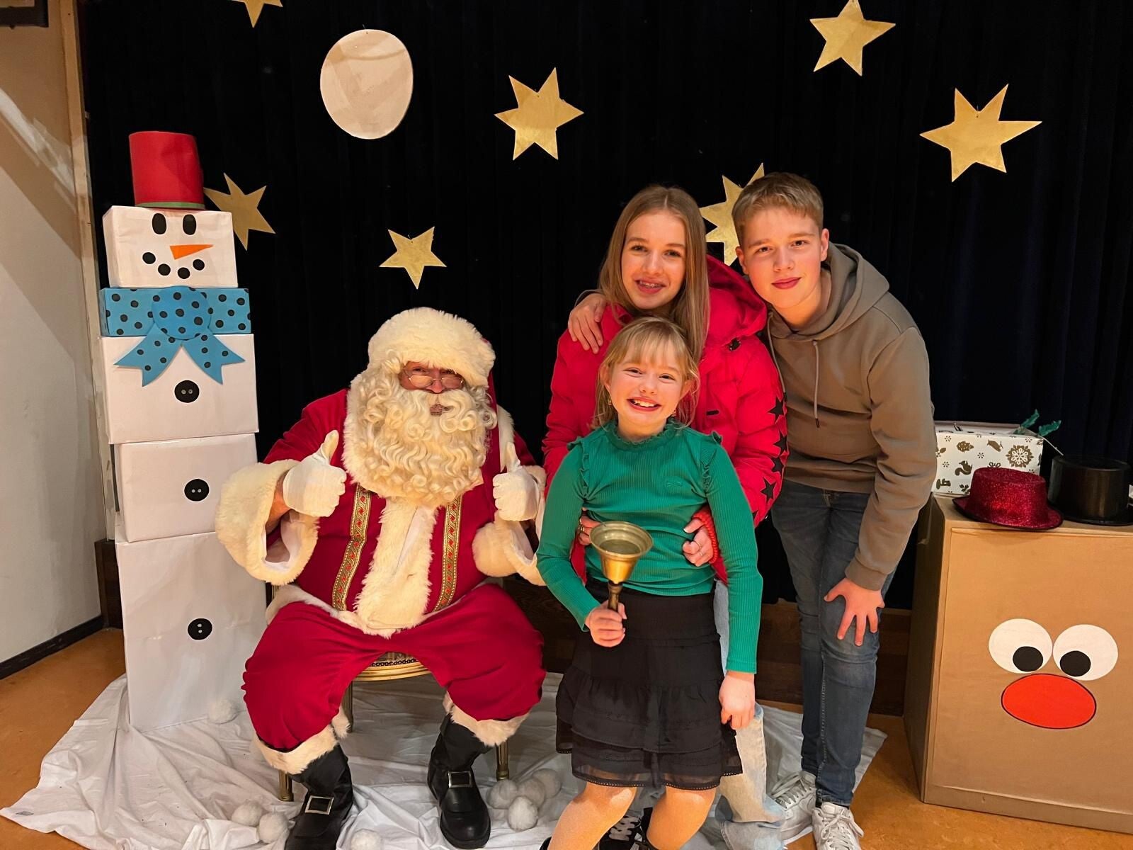 Op de laaste schooldag van het jaar is deze kerstman een graag geziene gast bij(basis) scholen  kinderdagverblijven , kinderen willen altijd op de foto met hem , ook somige ouders 