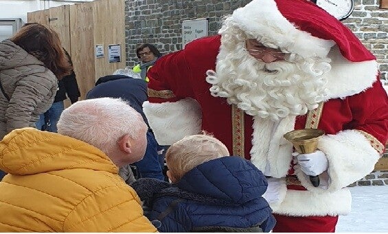 De koinderen blijven de kerstman met zijn bel grappig vinden , misschien de ouders ook wel ?
