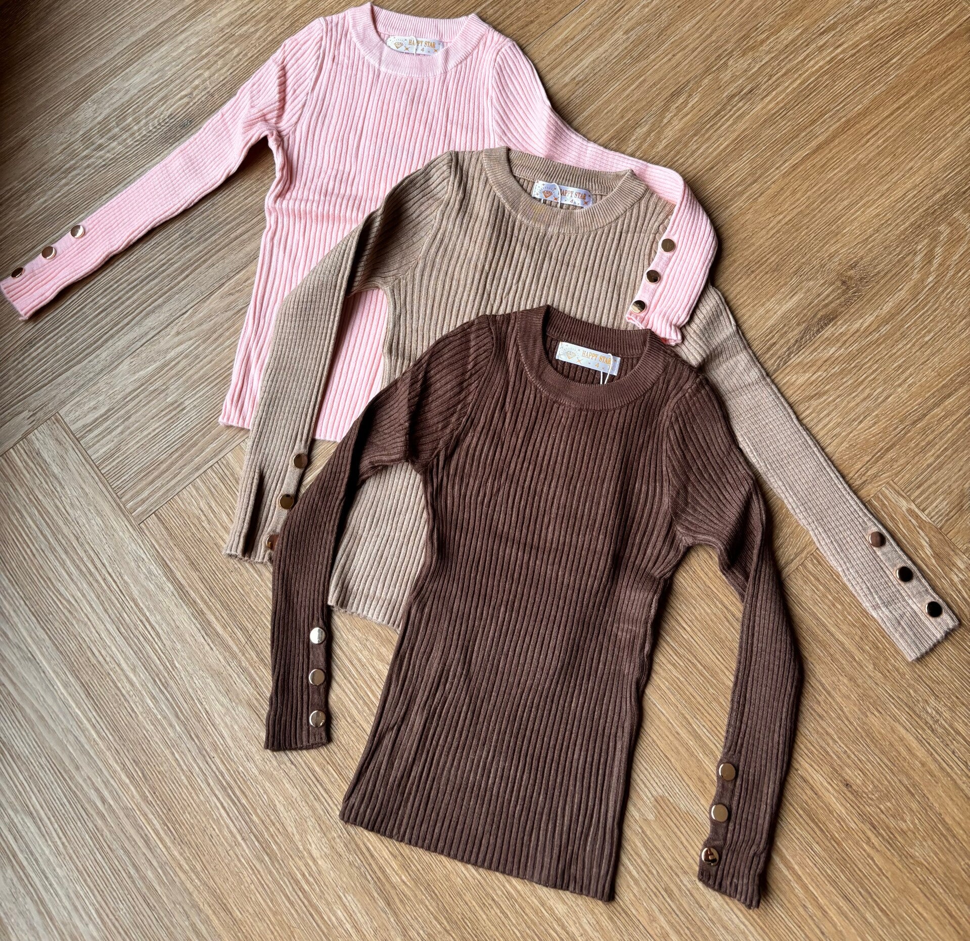 Longsleeve rib met knoopjes op de mouw