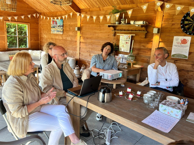 Burgemeester Nanning Mol luistert aandachtig naar Brigitte van Dubbeldammers voor Dubbeldammers