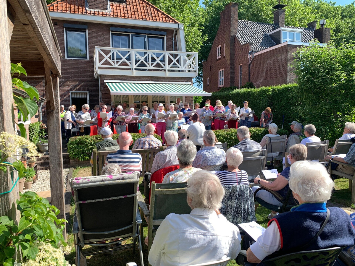 Buitenactiviteit tuin met de Notenboom ontmoetingsplek Dubbeldammers voor Dubbeldammers