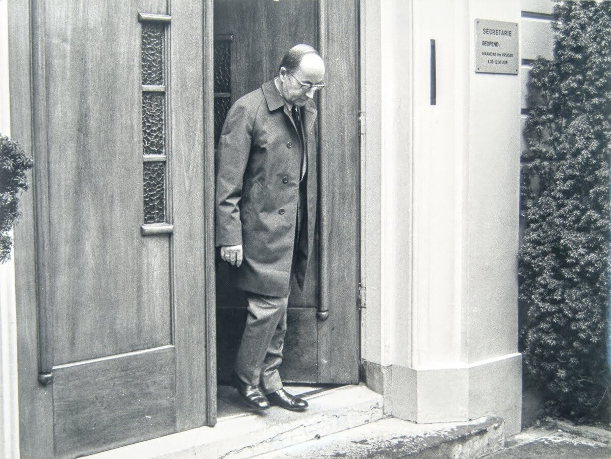 Burgemeester J.J. van der Lee in de deuropening van het raadhuis van Dubbeldam na de overdracht van de sleutel 