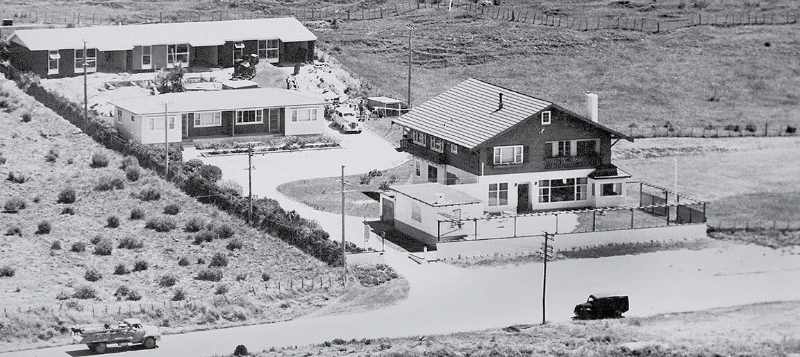 The original Chalet Rendezvous complex in the late 1950s surrounded by empty lots overlooking the beach, with the newly “Tourist Flats” behind. 
