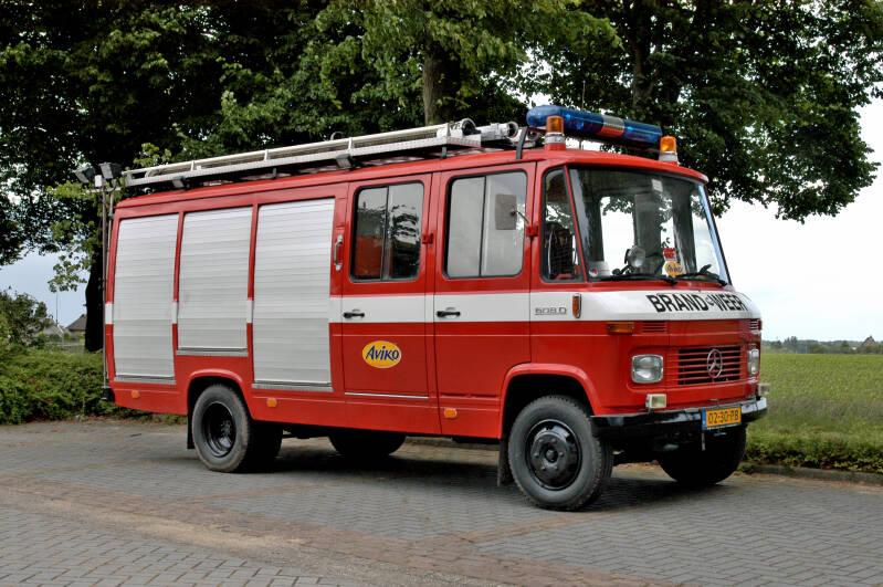 Kenteken: 02-30-PB Type voertuig: TS9 LD2000 HD230 T800 Merk &amp; Type: Mercedes Benz LF608D35 Opbouw: den Hartog-Ziegler Bouwjaar: 1976 In dienst: 1998 Uit dienst: 2008 Standplaats: Steenderen.Opmerkingen: Overgenomen van brandweer  korps Zetten/Andelst