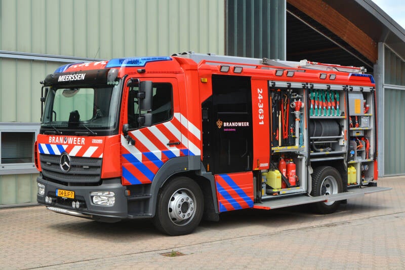 Kenteken: 04-BJF-7 Roepnummer: 24-3631 Type voertuig: TS7 LD3000 HD250 T2500/200 Merk &amp; Type: Mercedes Benz 1530F42[Atego] Opbouw: Kenbri-Rosenbauer Bouwjaar: 2016 In dienst: 2016 Uit dienst: