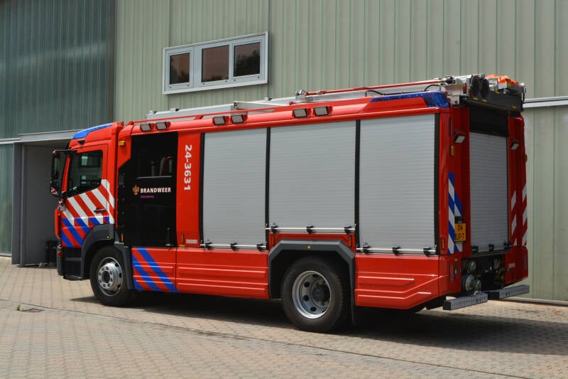 Kenteken: 04-BJF-7 Roepnummer: 24-3631 Type voertuig: TS7 LD3000 HD250 T2500/200 Merk &amp; Type: Mercedes Benz 1530F42[Atego] Opbouw: Kenbri-Rosenbauer Bouwjaar: 2016 In dienst: 2016 Uit dienst: