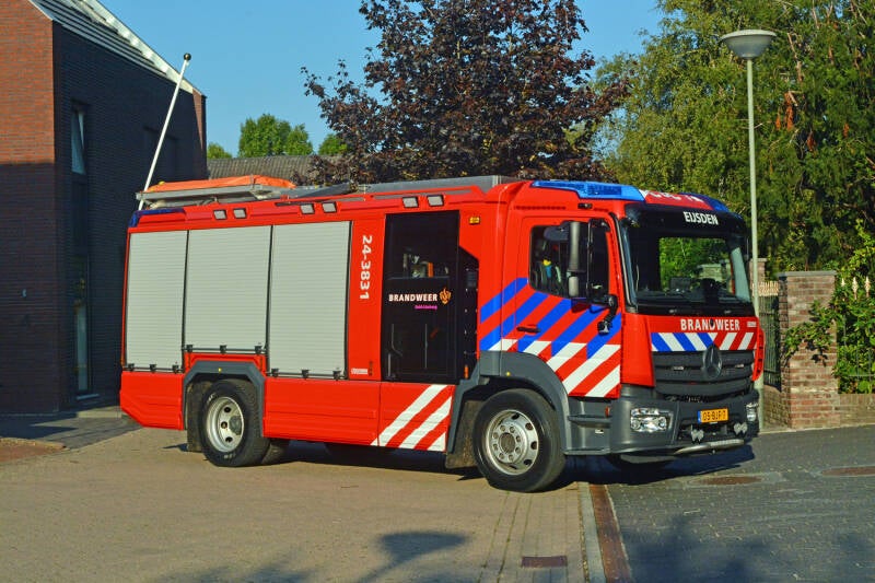 Kenteken: 05-BJF-7 Roepnummer: 24-3831 > 24-1631 Type voertuig: TS7 LD3000 HD250 T2500/200 Merk &amp; Type: Mercedes Benz 1529F38[Atego] Opbouw: Kenbri-Rosenbauer Bouwjaar: 2016 In dienst: 2016 Uit dienst: