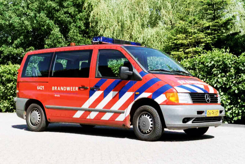 Kenteken: 06-FK-DP Roepnummer: 6421 Type voertuig: DB-K Merk &amp; Type: Mercedes Benz 112CDi30[Vito] Opbouw: Bouwjaar: 2000 In dienst: 2000 Uit dienst: 2014 Standplaats: Ulvenhout. Geëxporteerd naar: Argentinië (Canals)