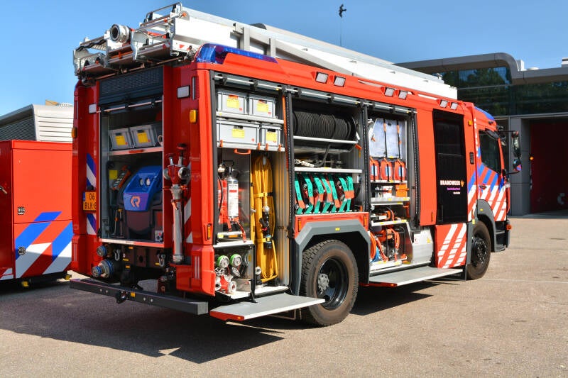 Kenteken: 06-BLK-8 Roepnummer: 10-4431 Type voertuig: TS7 LD3000 HD250 T2000 Merk &amp; Type: Mercedes Benz 1530F38[Atego] Opbouw: Rosenbauer Bouwjaar: 2018 In dienst: 2018 Uit dienst: