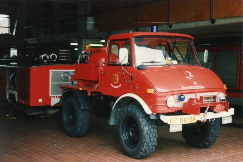 Kenteken: 07-BB-04 Roepnummer: PB411 Type voertuig: PB-250 Merk &amp; Type: Mercedes Unimog S421 Opbouw: Saval Bouwjaar: 1977 In dienst: 1977 Uit dienst: 1993