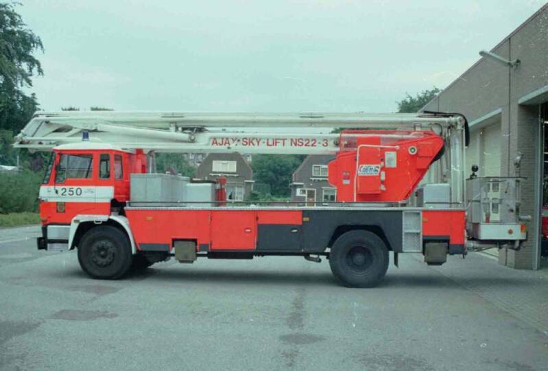 Kenteken: 08-52-EB Roepnummer: 250 Type voertuig: HW-22 Merk &amp; Type: DAF FA2000DH325 Opbouw: Nummela-Skylift Bouwjaar: 1975 In dienst: 1975 Uit dienst: 1992