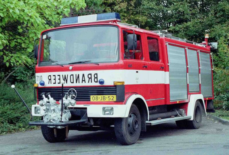 Kenteken: 08-JB-52 Roepnummer: 801 > 710 Type voertuig: AS9 [GM/SL] LD3000 Merk &amp; Type: Mercedes Benz LPF913-36 Opbouw: Brandweer-Rosenbauer Bouwjaar: 1977 In dienst: 1977 Uit dienst: 1993