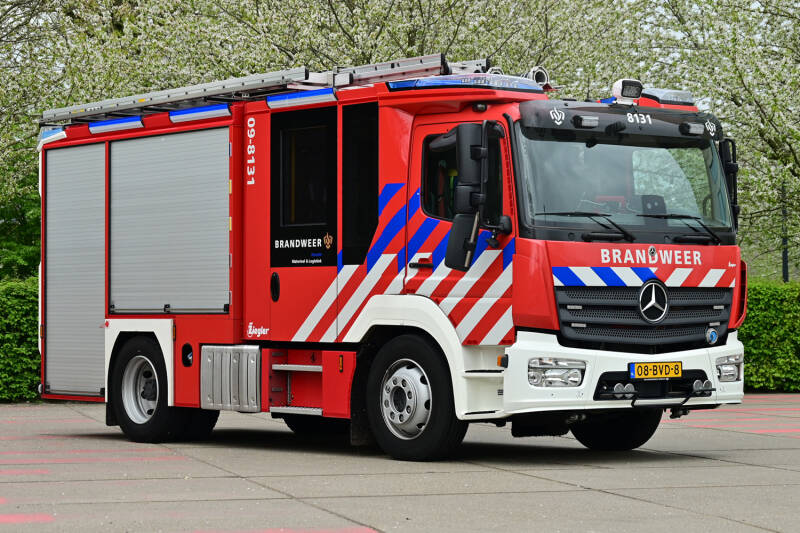 Kenteken: 08-BVD-8 Roepnummer: 09-8131 Type voertuig: TS6 LD3200 T1500 Merk &amp; Type: Mercedes Benz 1527F36[Atego] Opbouw: Ziegler Brandweertechniek Bouwjaar: 2023 In dienst: 2023 Uit dienst.  Standplaats: Leidsche Rijn, Regionaal inzetbaar