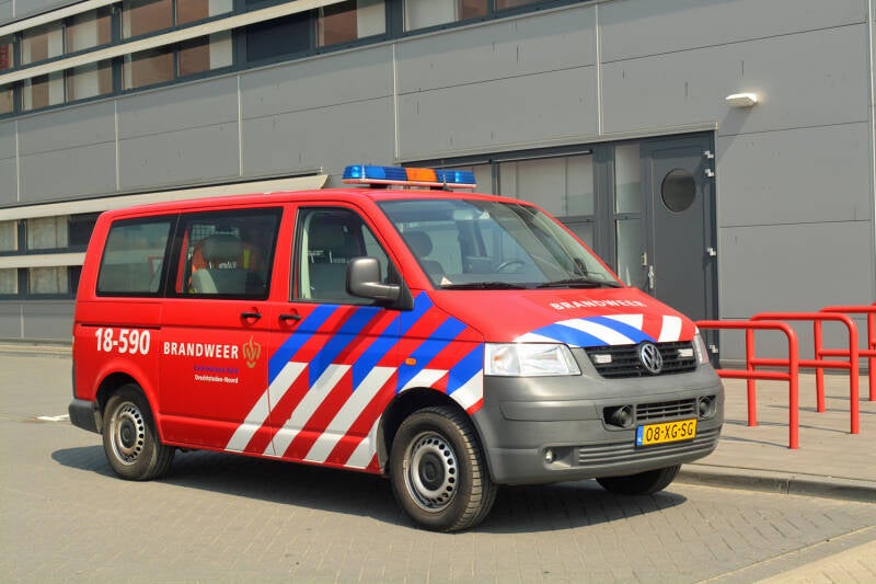 Kenteken: 08-XG-SG Roepnummer: 18-590 Type voertuig: DA-OVD Merk &amp; Type: Volkswagen Transporter T5-2,5TDi Opbouw: Bouwjaar: 2007 In dienst: 2007 Uit dienst: 2015 Standplaats: Regionaal inzetbaar Cluster / District: Drechtsteden-Noord / Molenwaard