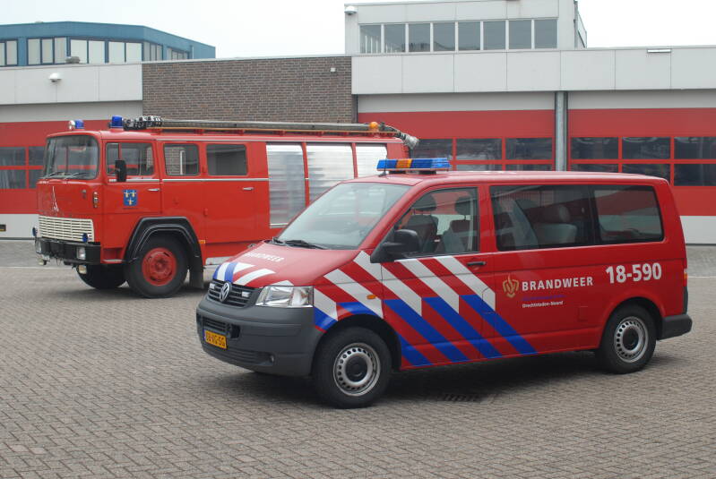 Kenteken: 08-XG-SG Roepnummer: 18-590 Type voertuig: DA-OVD Merk &amp; Type: Volkswagen Transporter T5-2,5TDi Opbouw: Bouwjaar: 2007 In dienst: 2007 Uit dienst: 2015 Standplaats: Regionaal inzetbaar Cluster / District: Drechtsteden-Noord / Molenwaard