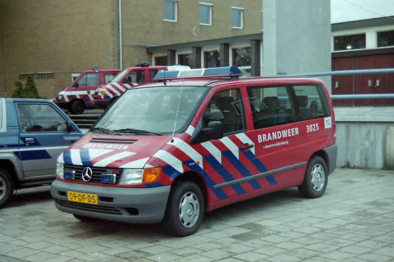 Kenteken: 09-DF-DS Roepnummer: 3025 Type voertuig: DB Merk &amp; Type: Mercedes Benz 112D30CDi[Vito] Opbouw: Akkermans Bouwjaar: 1999 In dienst: 1999 Uit dienst: 2009