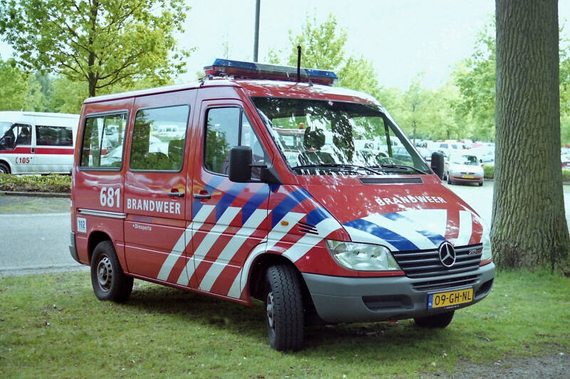 Kenteken: 09-GH-NL Roepnummer: 40-681 > 06-9402 Type voertuig: DB [VC] Merk &amp; Type: Mercedes Benz 213CDi30[Sprinter] Opbouw: Isfordink Bouwjaar: 2000 In dienst: 2000 Uit dienst: 2015