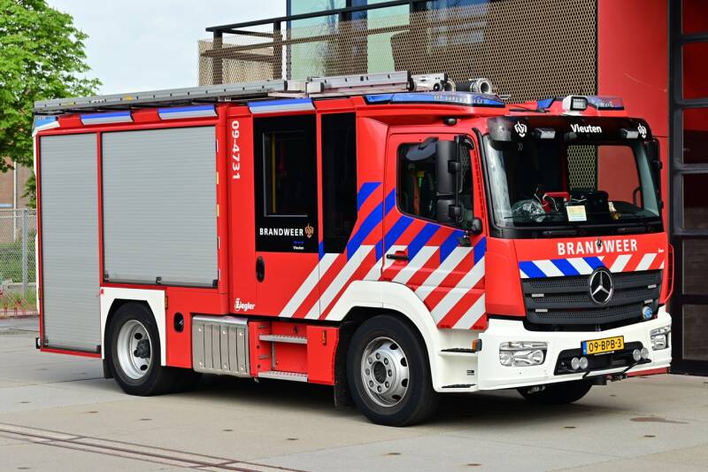 Kenteken: 09-BPB-3 Roepnummer: 09-4731 Type voertuig: TS7 LD3200 T1500 Merk &amp; Type: Mercedes Benz 1527F36[Atego] Opbouw: Ziegler Brandweertechniek Bouwjaar: 2019 In dienst: 2019 Uit dienst:
