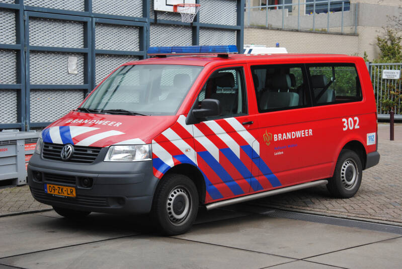 Kenteken: 09-ZK-LR Roepnummer: 16-302 > 16-4200 Type voertuig: DB Merk &amp; Type: Volkswagen Transporter T5-Kombi 1,9TDi Opbouw: Bouwjaar: 2008 In dienst: 2008 Uit dienst: 2022 Standplaats: Leiden - Zuid