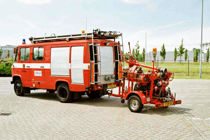 Kenteken: 11-DB-66 Roepnummer: 135 Type voertuig: TS7 LD2000 HD230 T800 Merk &amp; Type: Mercedes Benz LF608D29 Opbouw: den Hartog-Ziegler Bouwjaar: 1977 In dienst: 1991 Uit dienst: 199. Standplaats: Amsterdam. Opmerkingen: Overgenomen van brandweer Hilversum